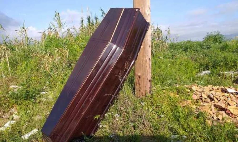 Ταϊλάνδη: Μετατρέπει φέρετρα σε σανίδες σκέιτ για παιδιά